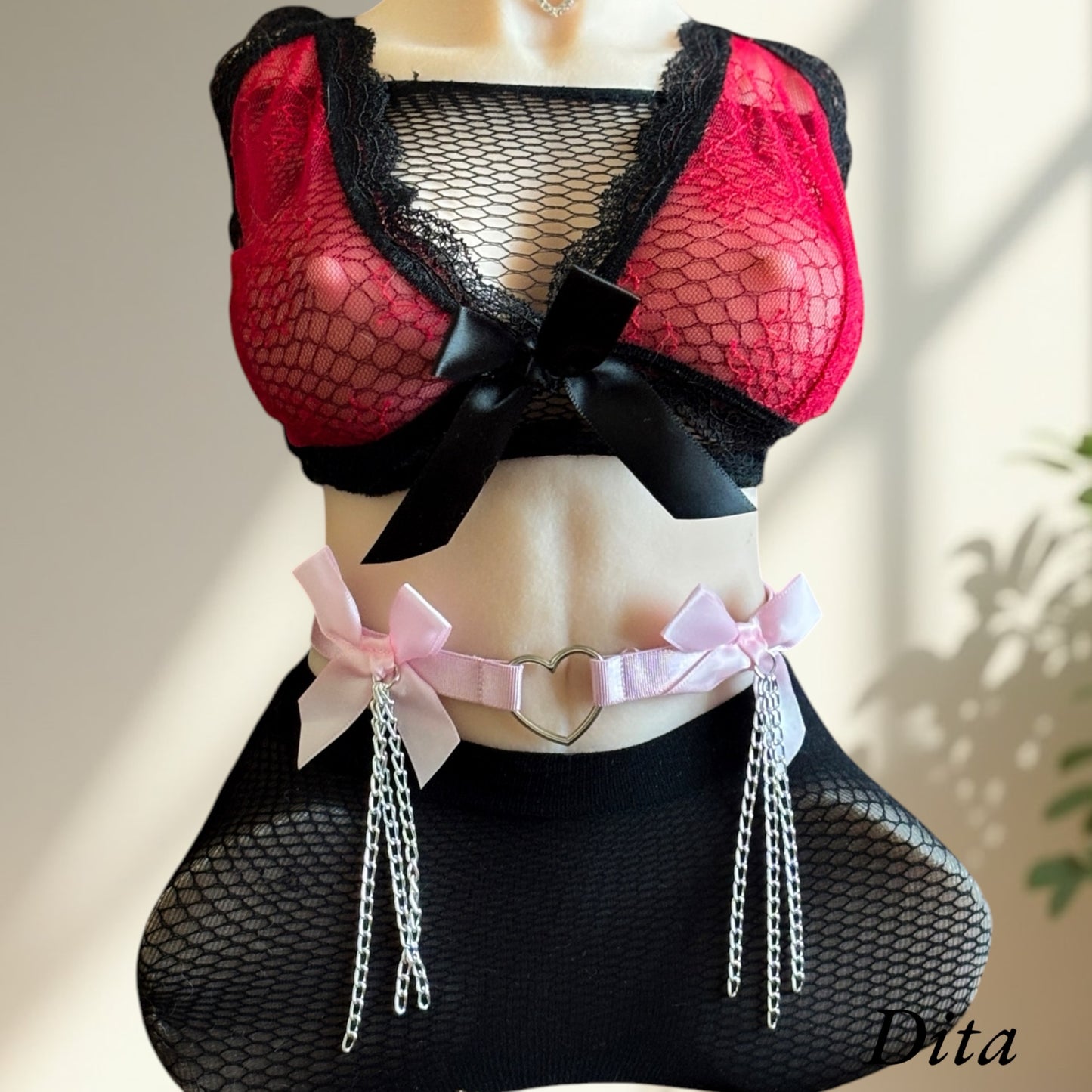 Top Rouge en Dentelle Noire – Passion Intense