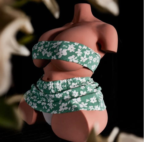 Elsa Torso #160 - Courbes Extrême